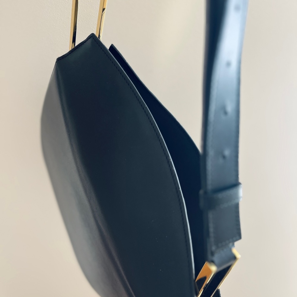 DeMellier Bergen bag. Sculptural classic baguette bag with great functionality. - Picture 6 of 7